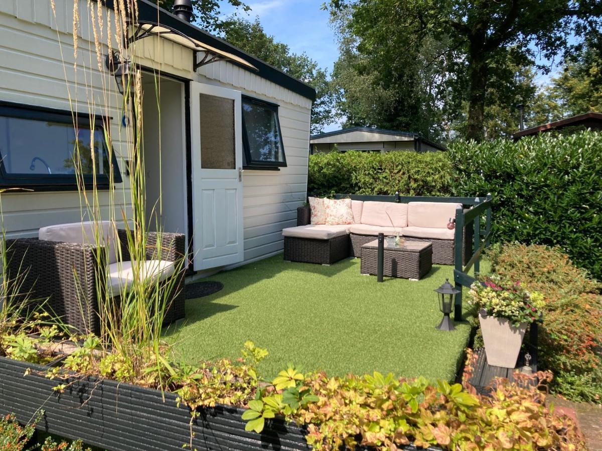 Charmant Chalet Op Een Bospark Op De Veluwe Villa Putten Kültér fotó